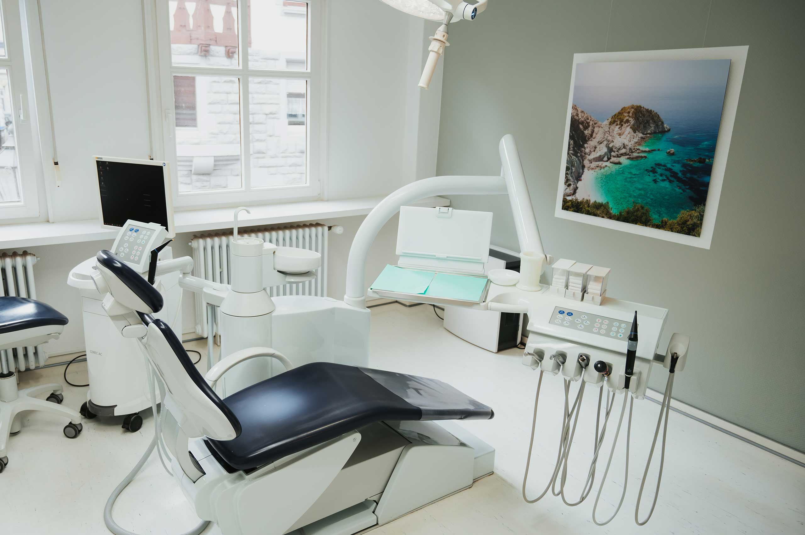 Behandlungsstuhl und CEREC-Technologie – Zahnarzt Radolfzell Behandlungsstuhl und CEREC-Gerät in der Zahnarztpraxis Radolfzell