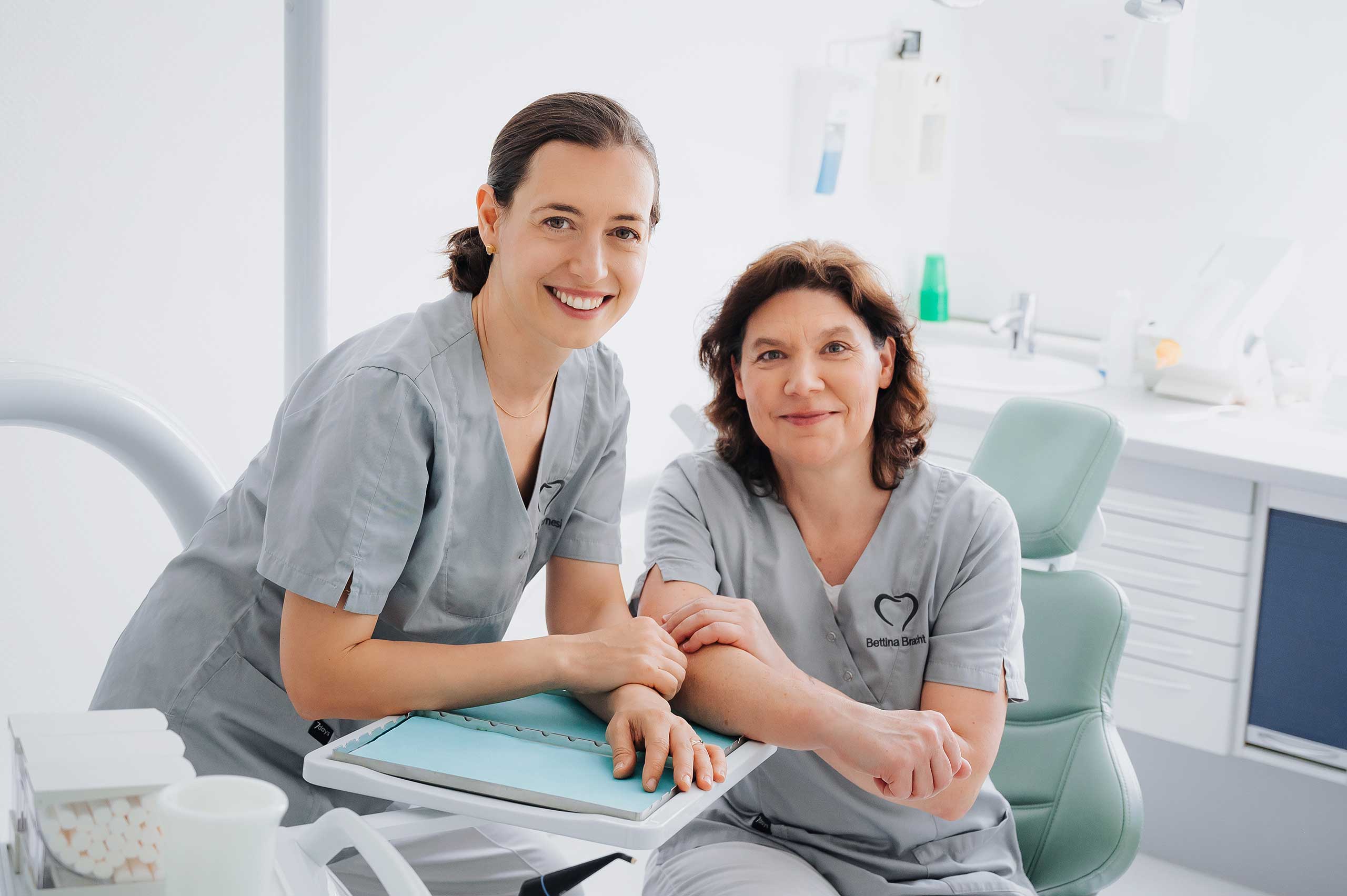 Dr. Lina Karnesi und Bettina Bracht – Ihr Zahnarzt in Radolfzell Dr. Lina Karnesi und Bettina Bracht in der Zahnarztpraxis in Radolfzell