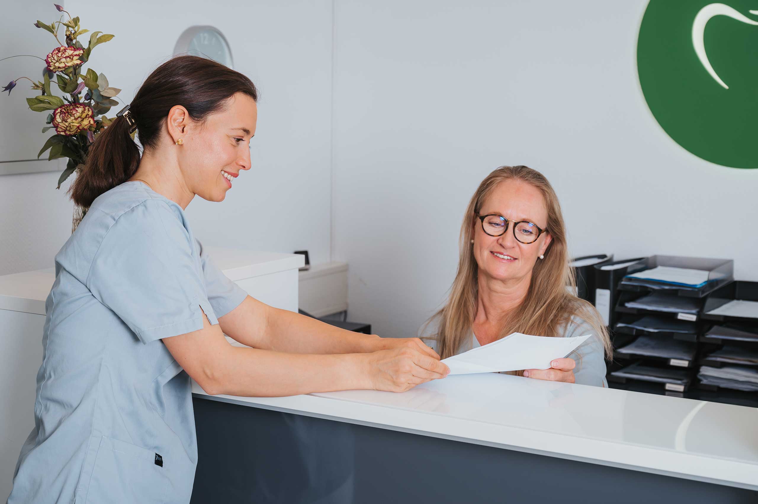 Zahnärztin Dr. Karnesi und Michaela Meiwald – Teamarbeit in Radolfzell Dr. Lina Karnesi im Gespräch mit Michaela Meiwald in der Zahnarztpraxis Radolfzell