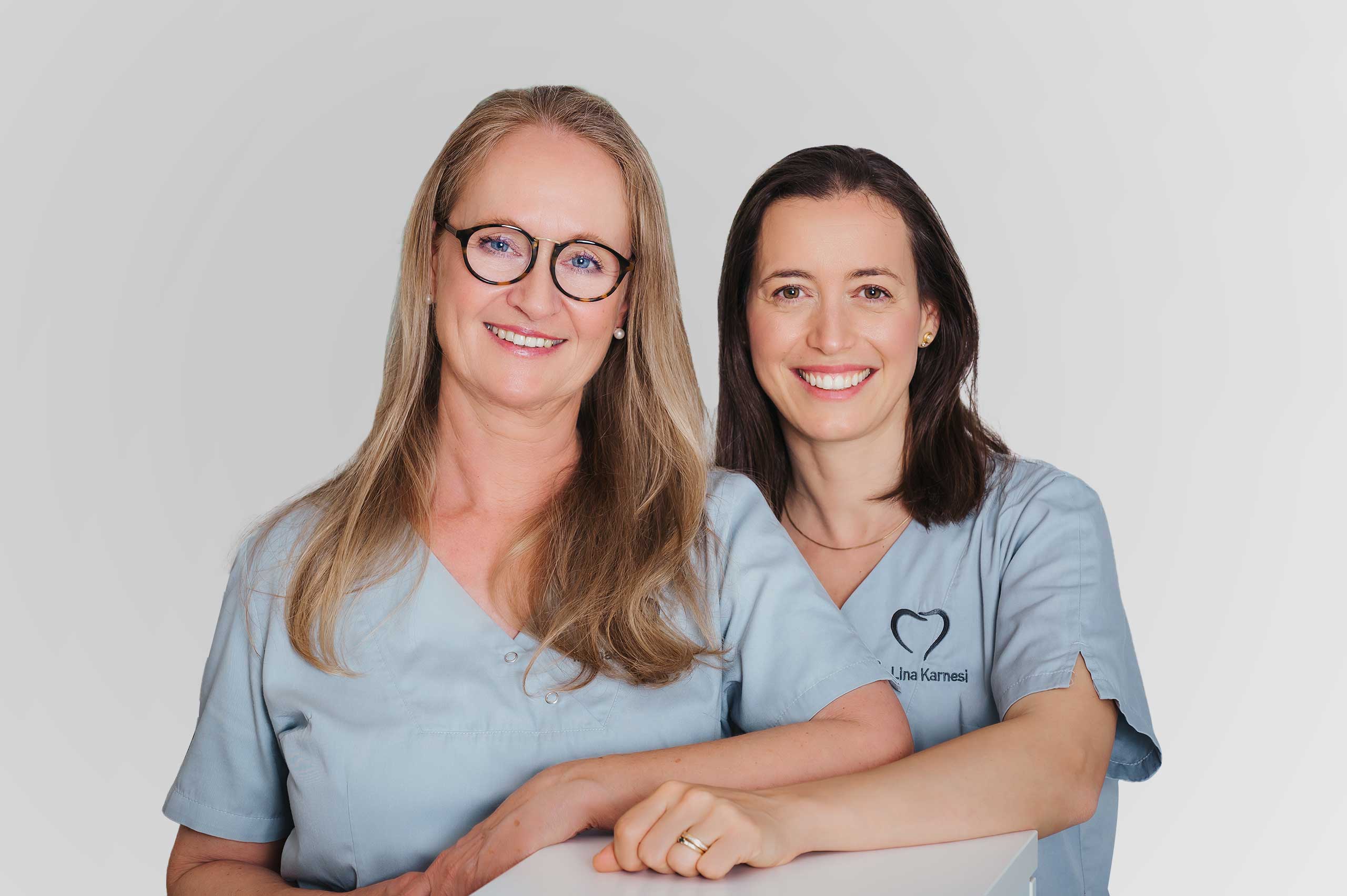 Zahnarzt Radolfzell – Dr. Lina Karnesi und Michaela Meiwald Zahnarzt Radolfzell – Dr. Lina Karnesi und Michaela Meiwald am Empfang der Zahnarztpraxis