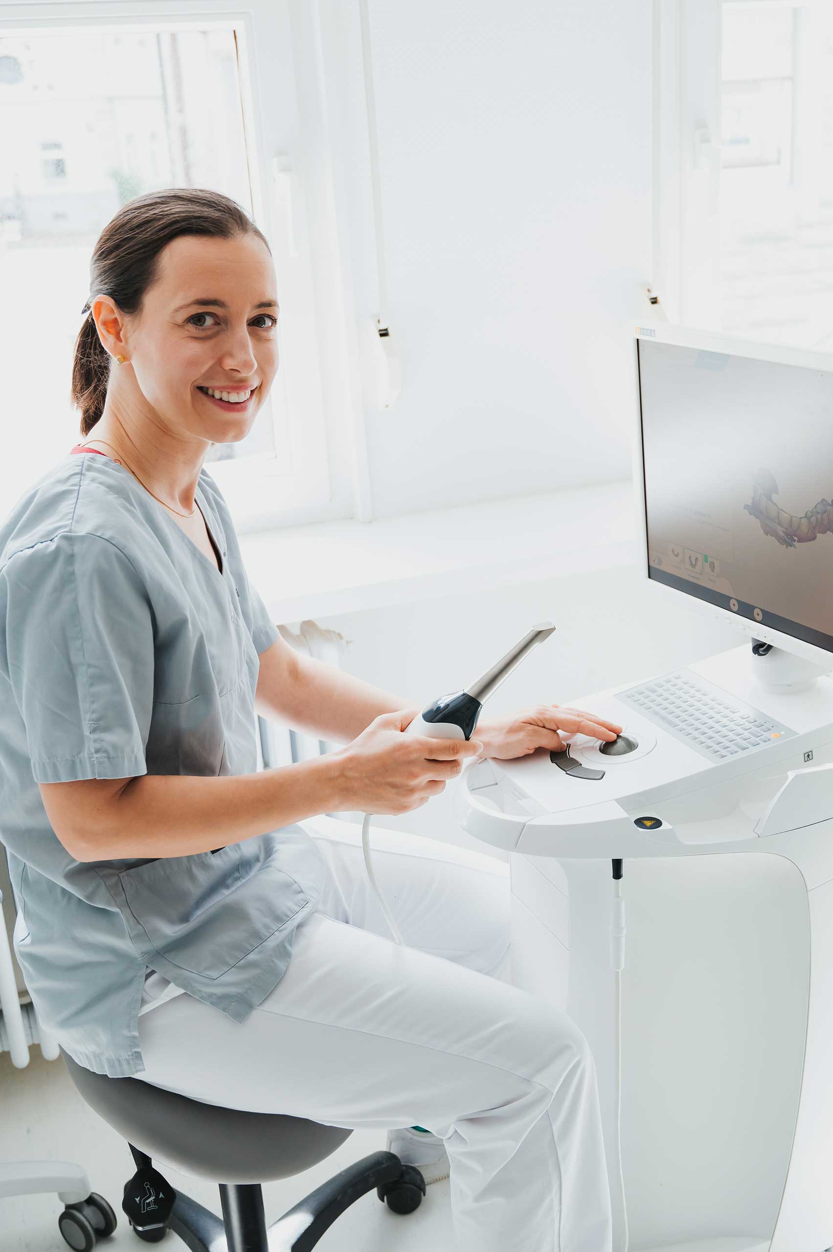 Zahnersatz in Radolfzell – Dr. Lina Karnesi nutzt CEREC Zahnersatz Radolfzell – Dr. Lina Karnesi bei der Abformung mit CEREC-Gerät