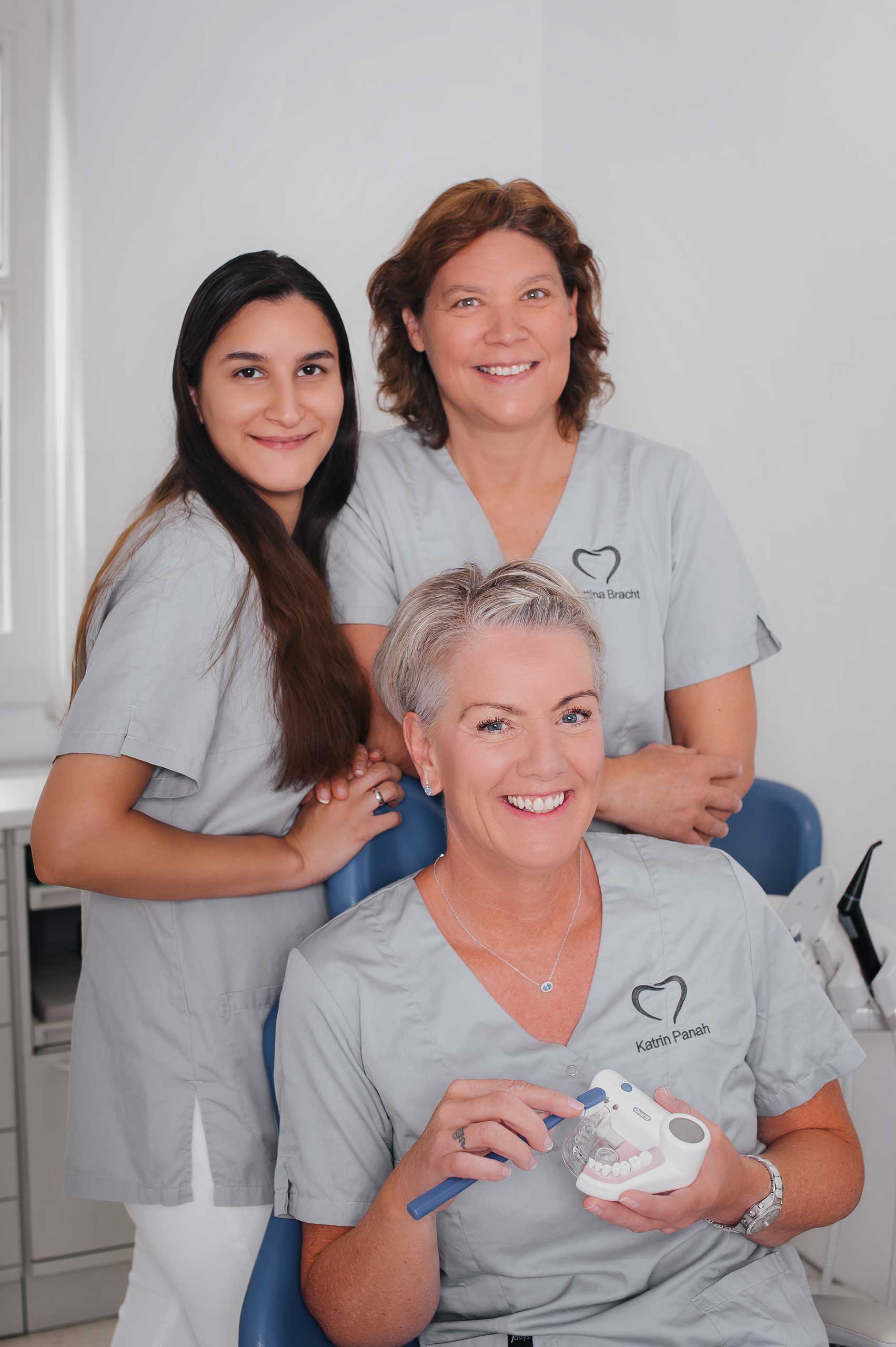 Prophylaxe-Team der Zahnarztpraxis Dr. Lina Karnesi in Radolfzell Zahnreinigung Radolfzell – unser Team: Katrin Panah, Bettina Bracht und Zahra Walzer